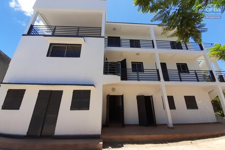 A louer 3 appartements dont 2 meublés de type F3 dans un immeuble de R+2 fraichement construite sis à Andranoro Ambohibao