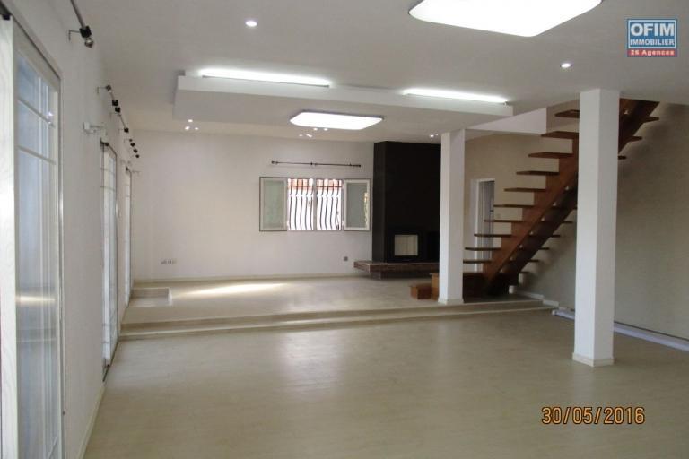 Belle villa F4 à étage à 10 min du lycée français à Masinandriana Ambatobe- Antananarivo