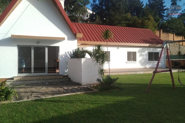 Villa basse F6 sur 1200 m2 de terrain dans une résidence sécurisée à Tsiadana - Antananarivo