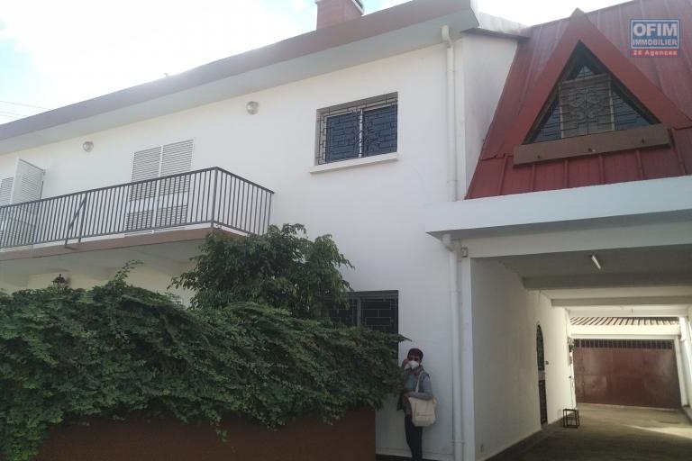 Villa F7 à étage dans un quartier résidentiel  à 10 min du centre ville sis à Tsiadana- Antananarivo