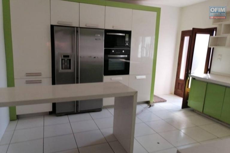 A louer une grande villa F5 se trouvant à 10 minutes de la station Jovenna Ivandry et à 5 minutes de la nouvelle route Tsarasaotra. (NON DISPONIBLE)