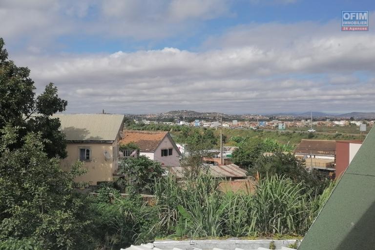 À louer un appartement neuf de type F6 non loin de l'école Claire Fontaine et l'aéroport sis à Ankadivory Talatamaty ( NON DISPONIBLE )