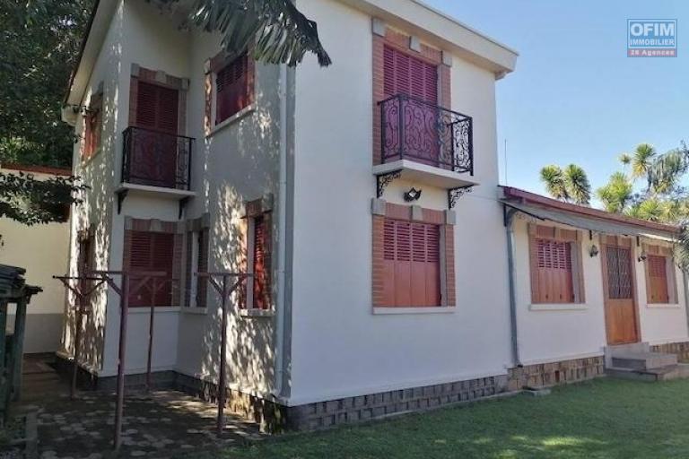 A louer une belle villa à étage F4 dans un endroit calme à 3 minutes de l'école primaire C à Ambohibao