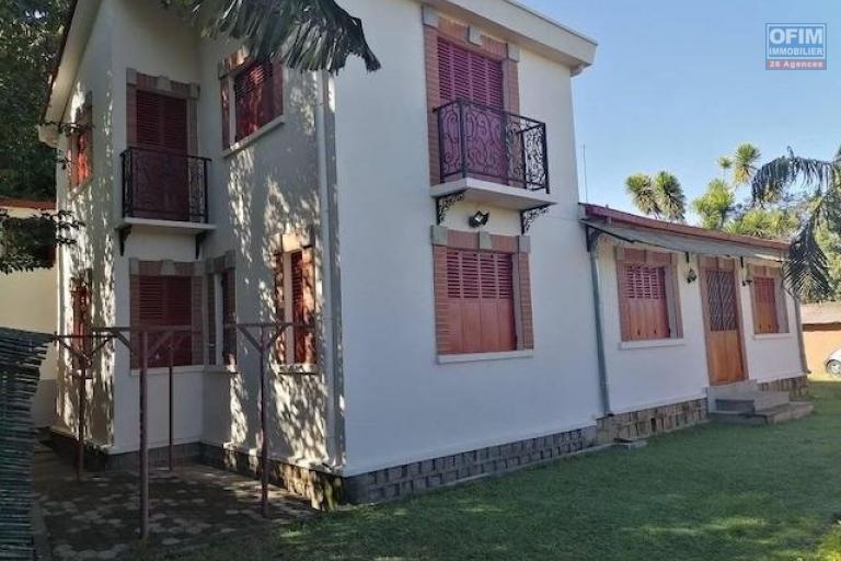 A louer une belle villa à étage F4 dans un endroit calme à 3 minutes de l'école primaire C à Ambohibao (NON DISPONIBLE)