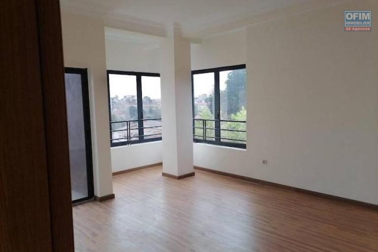 A louer des appartements T4 dans une r&eacute;sidence s&eacute;curis&eacute;e &agrave; IMERINAFOVOANY. Contact 0340244304 Mr Jacky