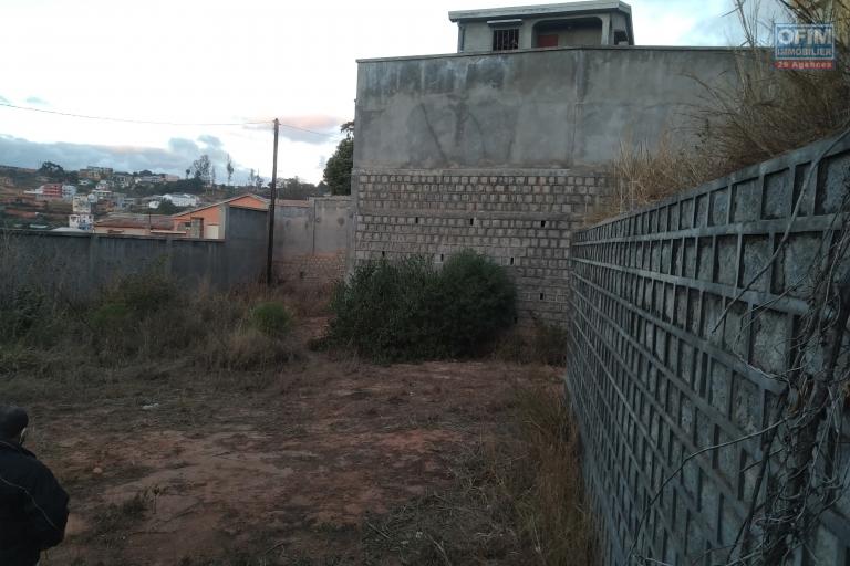 Beau terrain de 634 m2 entièrement clôturé et viabilisé à Manjaka Ilafy- Antananarivo