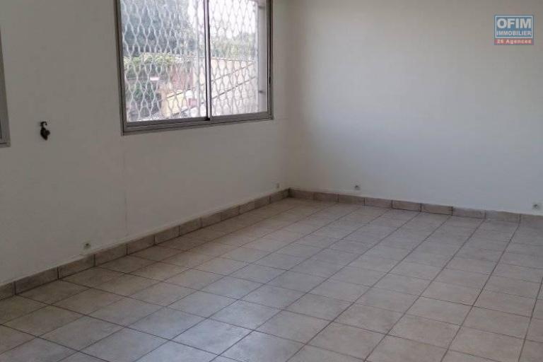 A louer un appartement T4 dans un immeuble à Ambohibao bord de route