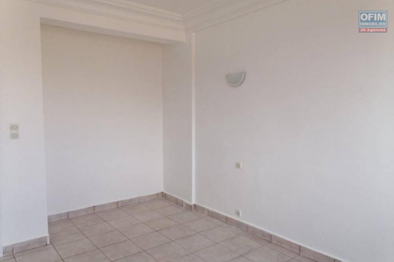 A louer un appartement T4 dans un immeuble à Ambohibao bord de route