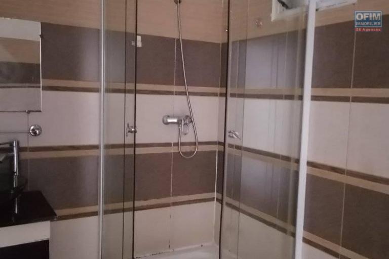 A louer un appartement T4 dans un immeuble à Ambohibao bord de route