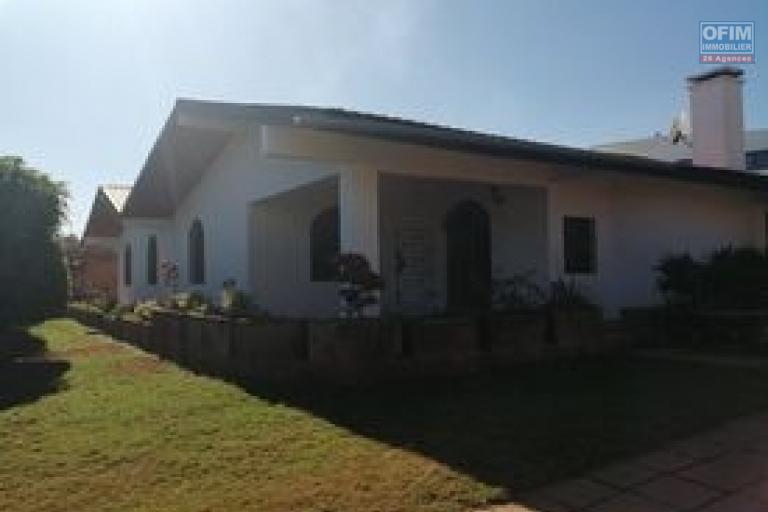 A louer une villa plain pied de type F6 dans une résidence bien sécurisée sise à Ambohibao