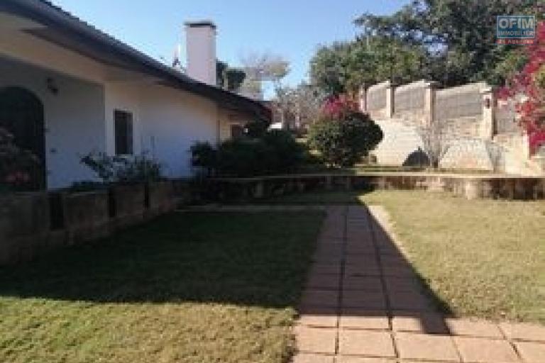 A louer une villa plain pied de type F6 dans une résidence bien sécurisée sise à Ambohibao