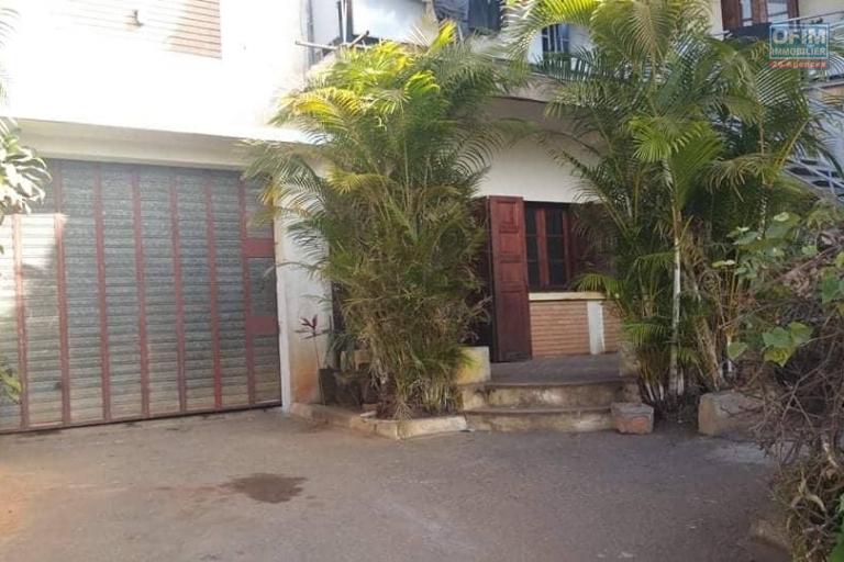 OFIM immobilier loue un appartement T3 spacieux et lumineux avec garage fermé sis à Ambohitrakely près de Betongolo.LOUE