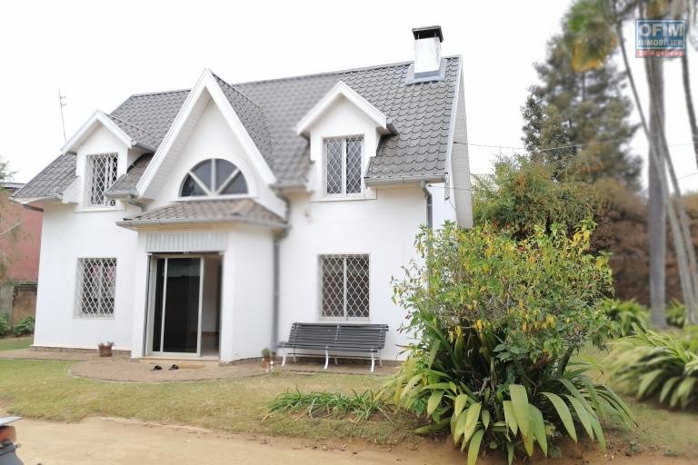 À louer une villa à étage de type F3 dans un quartier résidentiel et à deux pas de l'école primaire C française et non loin de l'aéroport Ivato sis à Ambohibao Mamamba