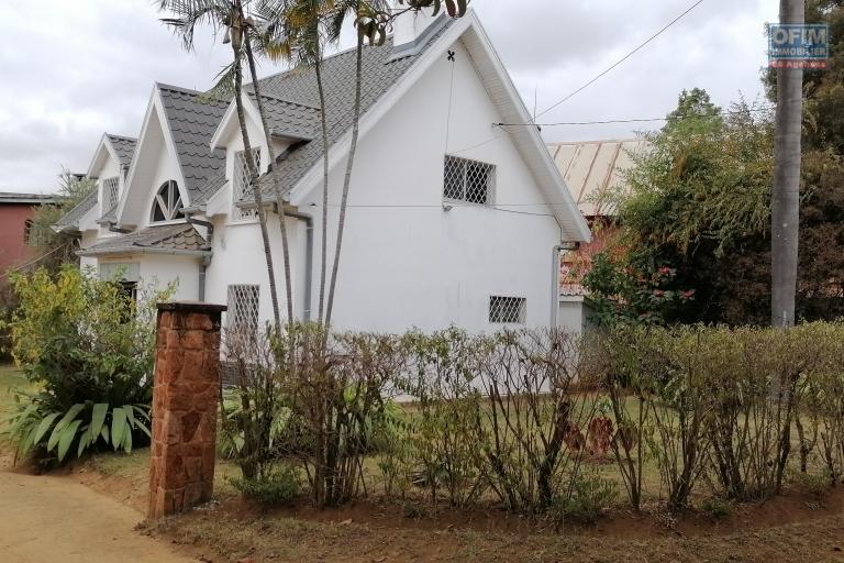 À louer une villa à étage de type F3 dans un quartier résidentiel et à deux pas de l'école primaire C française et non loin de l'aéroport Ivato sis à Ambohibao Mamamba (NON DISPONIBLE)