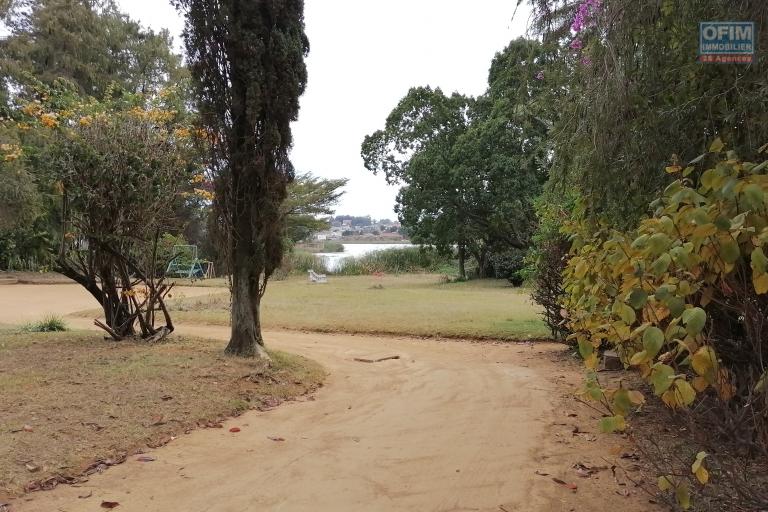 À louer une villa à étage de type F3 dans un quartier résidentiel et à deux pas de l'école primaire C française et non loin de l'aéroport Ivato sis à Ambohibao Mamamba