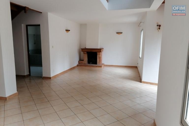 À louer une villa à étage de type F3 dans un quartier résidentiel et à deux pas de l'école primaire C française et non loin de l'aéroport Ivato sis à Ambohibao Mamamba