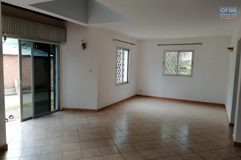 À louer une villa à étage de type F3 dans un quartier résidentiel et à deux pas de l'école primaire C française et non loin de l'aéroport Ivato sis à Ambohibao Mamamba