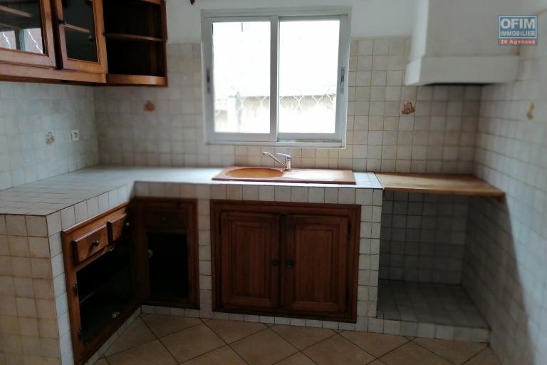 À louer une villa à étage de type F3 dans un quartier résidentiel et à deux pas de l'école primaire C française et non loin de l'aéroport Ivato sis à Ambohibao Mamamba