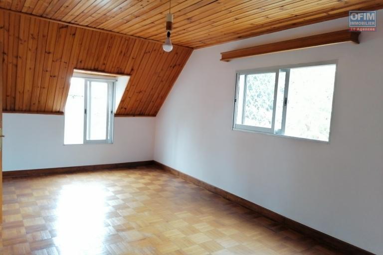 À louer une villa à étage de type F3 dans un quartier résidentiel et à deux pas de l'école primaire C française et non loin de l'aéroport Ivato sis à Ambohibao Mamamba