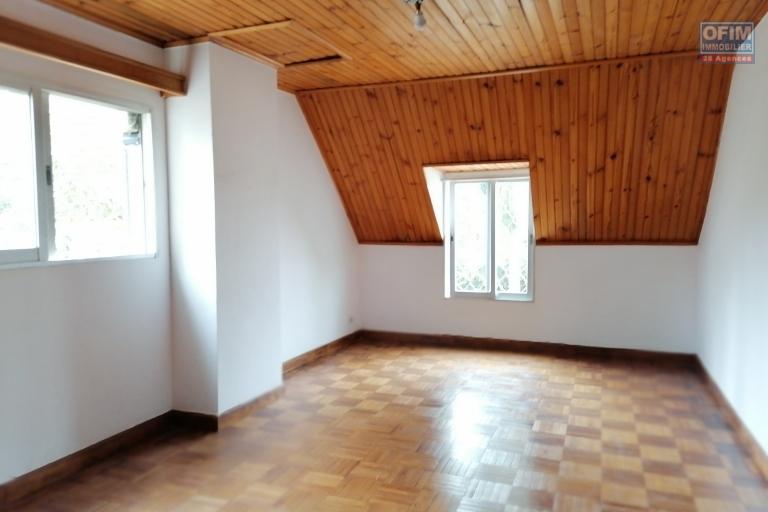 À louer une villa à étage de type F3 dans un quartier résidentiel et à deux pas de l'école primaire C française et non loin de l'aéroport Ivato sis à Ambohibao Mamamba