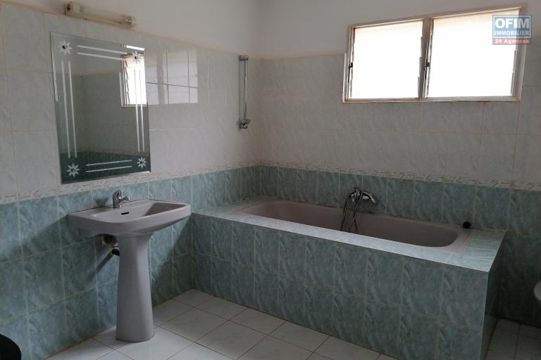 À louer une villa à étage de type F3 dans un quartier résidentiel et à deux pas de l'école primaire C française et non loin de l'aéroport Ivato sis à Ambohibao Mamamba