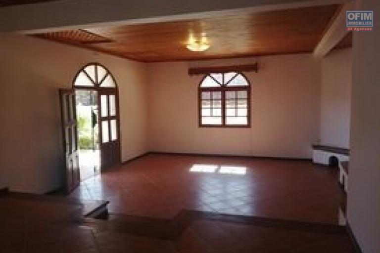 A louer une villa plain pied de type F5 dans une résidence bien sécurisée sise à Ambohibao