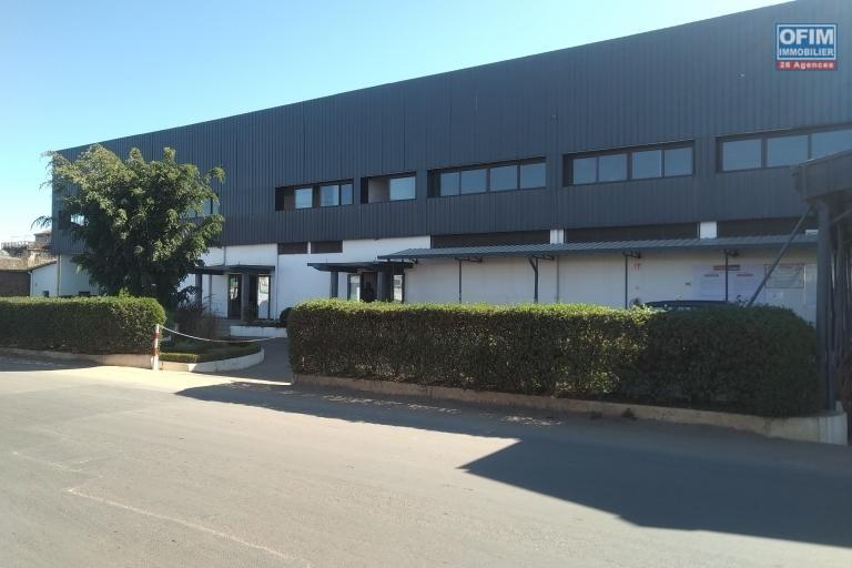 À VENDRE – BÂTIMENT R+1 DE 4 769 m² À USAGE COMMERCIAL OU INDUSTRIEL – ANTSIRABE