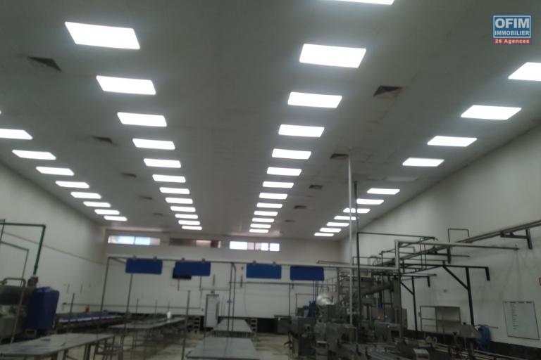 À VENDRE – BÂTIMENT R+1 DE 4 769 m² À USAGE COMMERCIAL OU INDUSTRIEL – ANTSIRABE