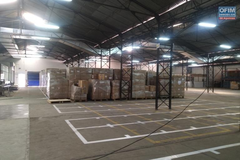 À VENDRE – BÂTIMENT R+1 DE 4 769 m² À USAGE COMMERCIAL OU INDUSTRIEL – ANTSIRABE