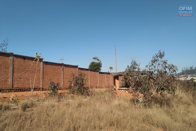 Terrain 2141 m2 avec une belle vue, facile d'accès , proche Ambatobe à Antsapandrano Ilafy-Antananarivo