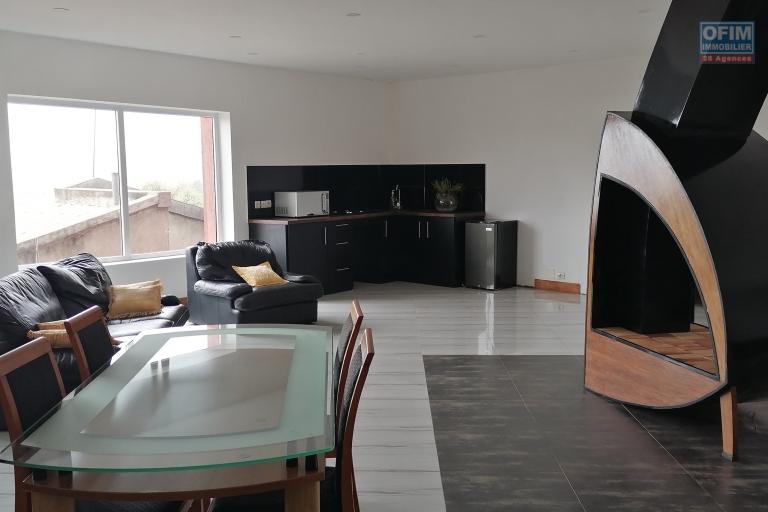 &Agrave; louer un appartement meubl&eacute; de standing type T3 dans un quartier reposant sis &agrave; Ankadivory Talatamaty non loin de l'&eacute;cole primaire Claire Fontaine et centre commercial. Contact Mr Jacky