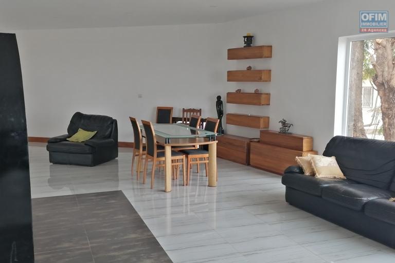 &Agrave; louer un appartement meubl&eacute; de standing type T3 dans un quartier reposant sis &agrave; Ankadivory Talatamaty non loin de l'&eacute;cole primaire Claire Fontaine et centre commercial. Contact Mr Jacky