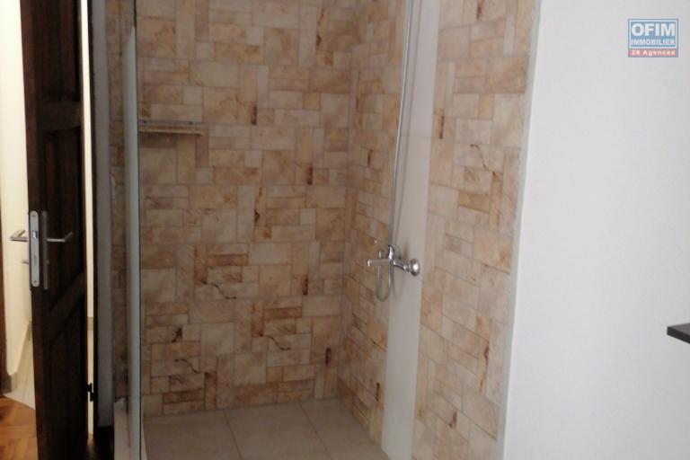 &Agrave; louer un appartement meubl&eacute; de standing type T3 dans un quartier reposant sis &agrave; Ankadivory Talatamaty non loin de l'&eacute;cole primaire Claire Fontaine et centre commercial. Contact Mr Jacky