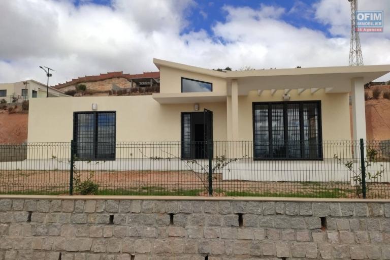 OFIM immobilier offre en location une villa basse neuve F4 à 6min du Leader Price Ambatobe. LOUE