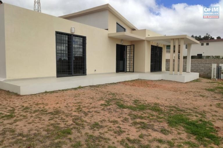 OFIM immobilier offre en location une villa basse neuve F4 à 6min du Leader Price Ambatobe. LOUE