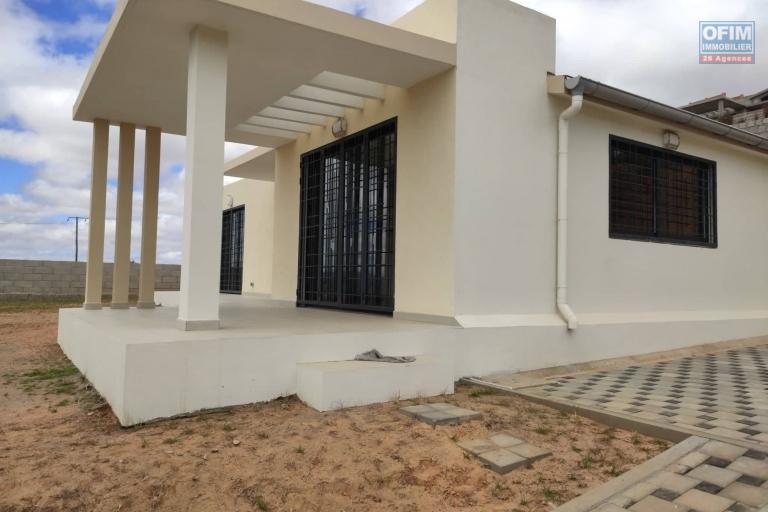 OFIM immobilier offre en location une villa basse neuve F4 à 6min du Leader Price Ambatobe. LOUE