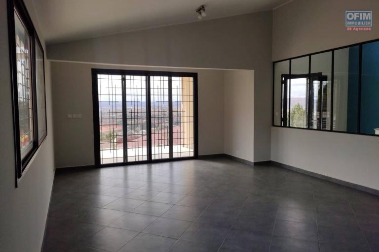 OFIM immobilier offre en location une villa basse neuve F4 à 6min du Leader Price Ambatobe