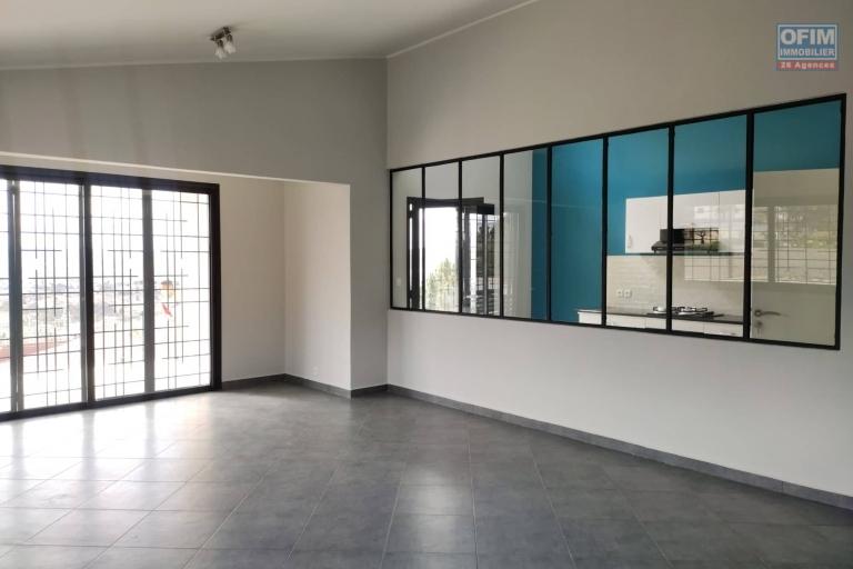 OFIM immobilier offre en location une villa basse neuve F4 à 6min du Leader Price Ambatobe. LOUE