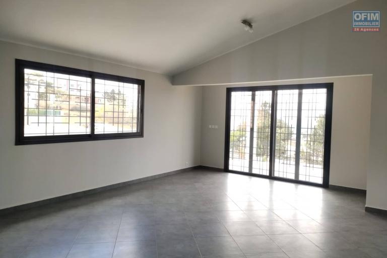 OFIM immobilier offre en location une villa basse neuve F4 à 6min du Leader Price Ambatobe. LOUE