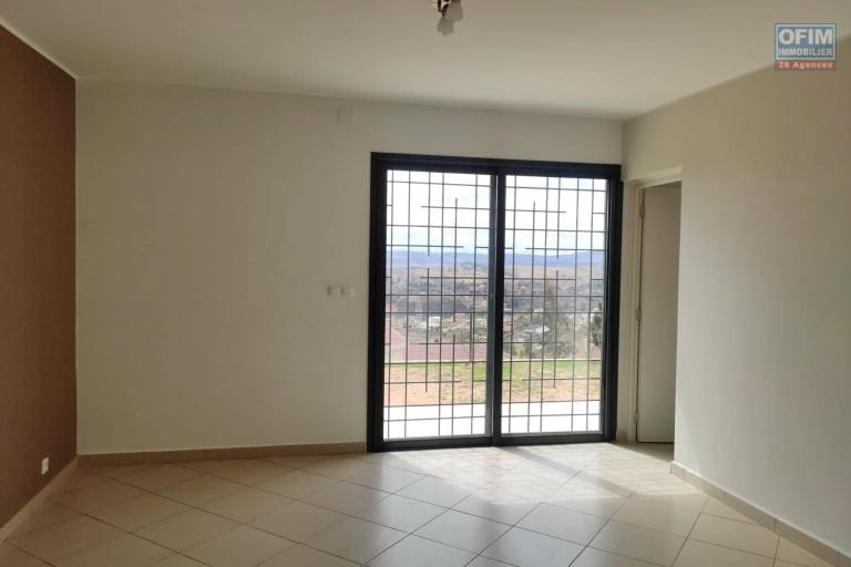 OFIM immobilier offre en location une villa basse neuve F4 à 6min du Leader Price Ambatobe. LOUE