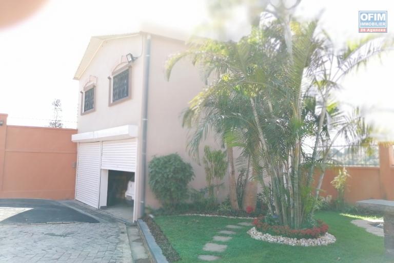 À louer une villa meublée plain pied standing de type F4 avec piscine et 2 maisons à étage indépendantes dans un quartier résidentiel à Ankadivory Talatamaty (NON DISPONIBLE)