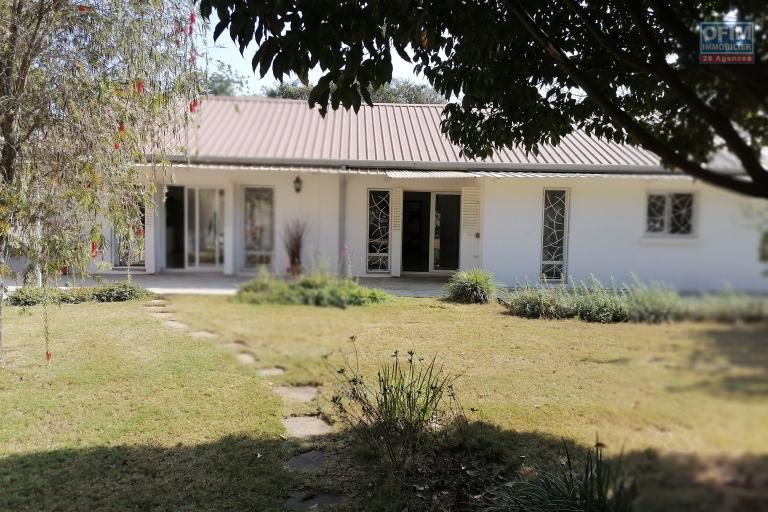 À louer une villa meublée de type F4 dans un propriété privé, plain pied sur un terrain de 1450 m2 arboré, fleuri et engazonné avec accès facile par voie privée, à 5mn de l'aéroport international Ivato et à proximité de toutes les commodités notamment l'é