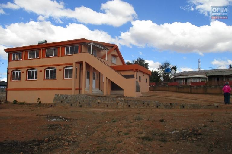 Grande propriété avec une grande maison F7 à 5 mn de peter pan à Ambohijanaka