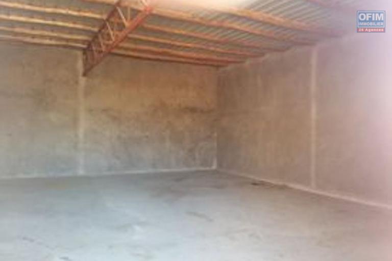 Deux entrepôts  224 m2 dans une propriété de 1700 m2 à AMBOAROY AMBOHIBAO ,avec possibilité d'extension.