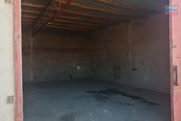 Deux entrepôts  224 m2 dans une propriété de 1700 m2 à AMBOAROY AMBOHIBAO ,avec possibilité d'extension.