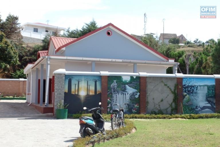 A louer une villa basse entièrement meublée de type F4 dans une résidence calme et sécurisée sis à Ankadindravola Ivato non loin de l'école primaire française C et à 5 minutes de l'aéroport.