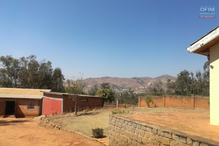 villa de plain pied en F4 dans une charmante propriété de 1.155 m2 à alasora cote ambohimanambola