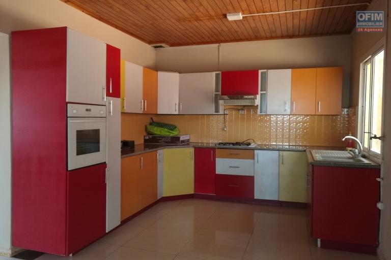 villa de plain pied en F4 dans une charmante propriété de 1.155 m2 à alasora cote ambohimanambola