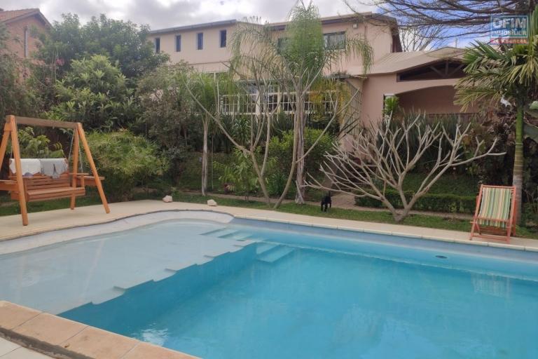 OFIM immobilier offre en location une charmante villa F6 semi meublée dans une résidence sécurisée 24/24 à Ivato