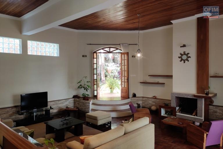 OFIM immobilier offre en location une charmante villa F6 semi meublée dans une résidence sécurisée 24/24 à Ivato.LOUE